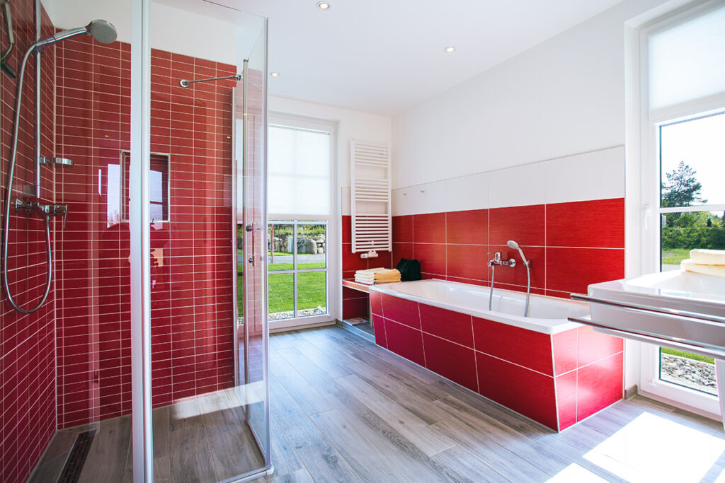 Ferienhaus Ostsee Badezimmer mit Badewanne und Blick ins Grüne